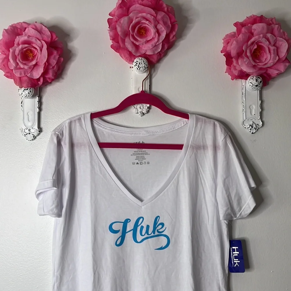 HUK Women’s Script V Neck Top in White, Size XL. - Picture 2 of 8